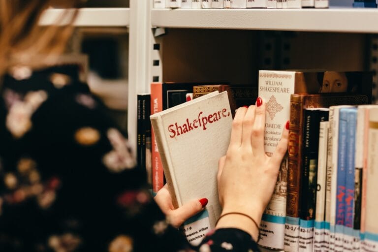 Kiedy dziecko zaczyna przesypiać całą noc i jak mu w tym pomóc?