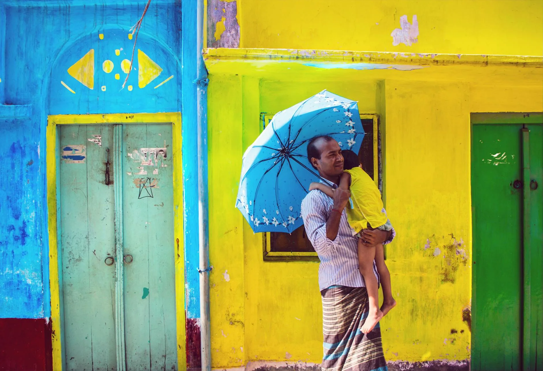 Bliskość z tatą: jak wzmacniać relację, gdy dziecko wybiera mamę Tata przytula małe dziecko na kanapie w domowym, ciepłym wnętrzu
