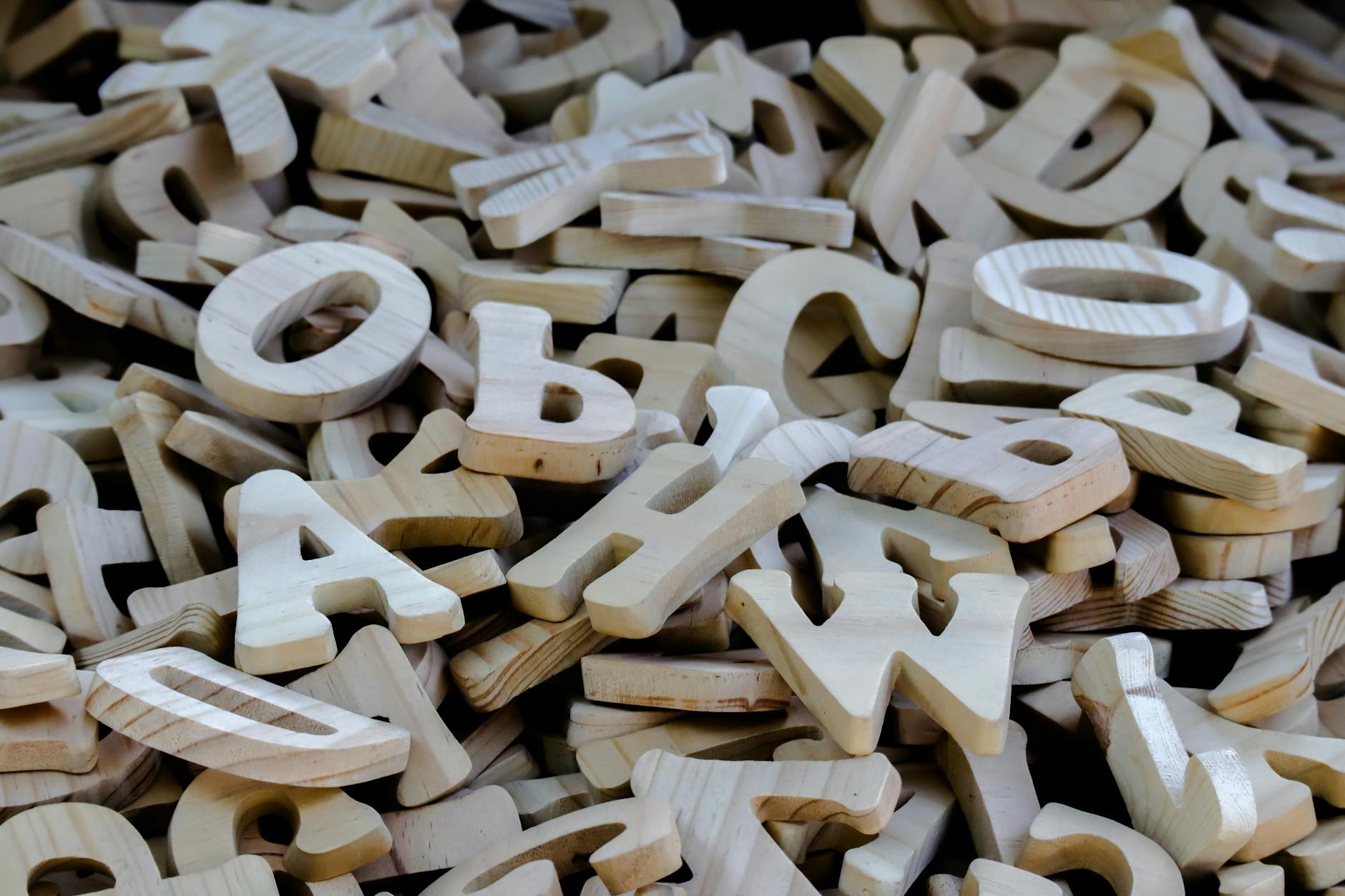 Rozsypane drewniane literki alfabetu do zabawy i nauki
