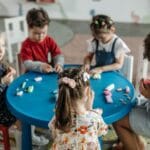 Zabawy z cieniem: jak zrobić domowy teatr cieni za pomocą latarki i prześcieradła